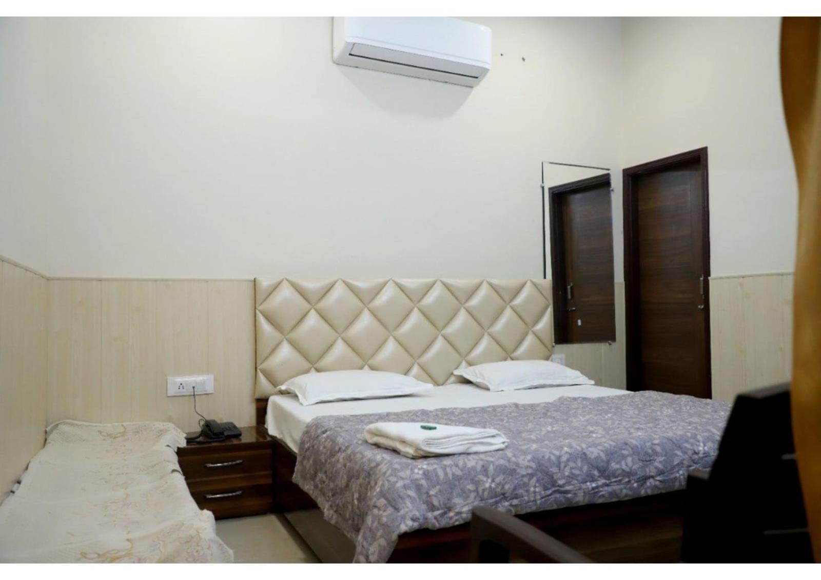 Rk Lodge Amritsar Extérieur photo